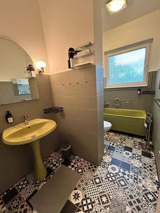 Duplex Apartment Ullstein- 4 Bedrooms, 2 Bathrooms, Living Room, 2 Parking Spaces, Boxspringbeds, Family & Business Apartment! Βερολίνο Εξωτερικό φωτογραφία